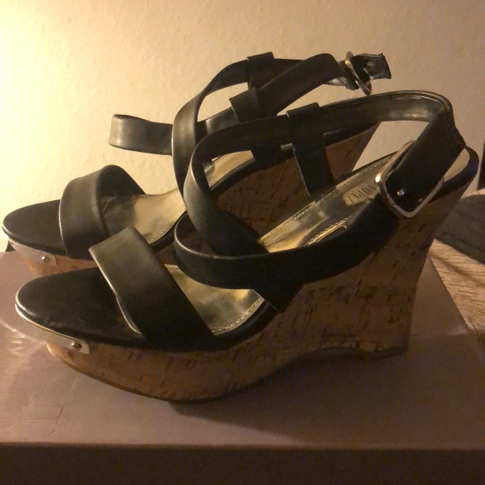 Black wedges